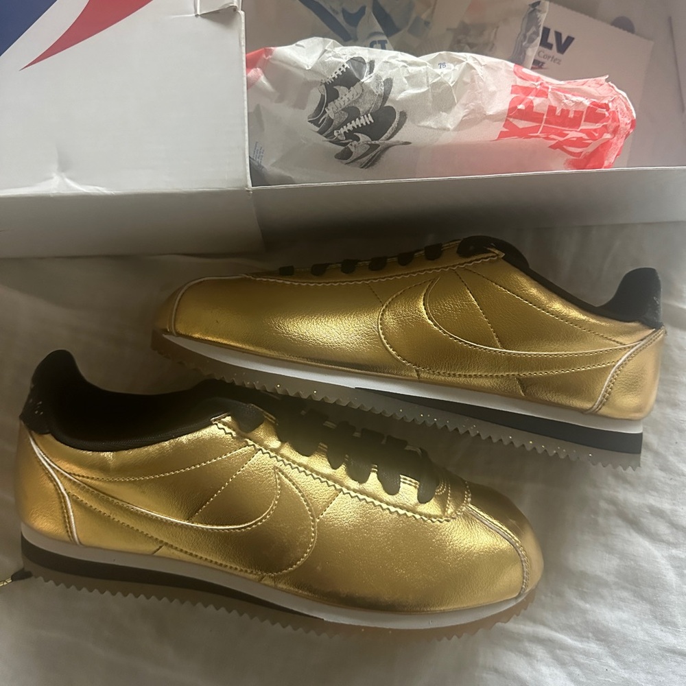 Nike Women’s Classic Cortez WE - gold, W9